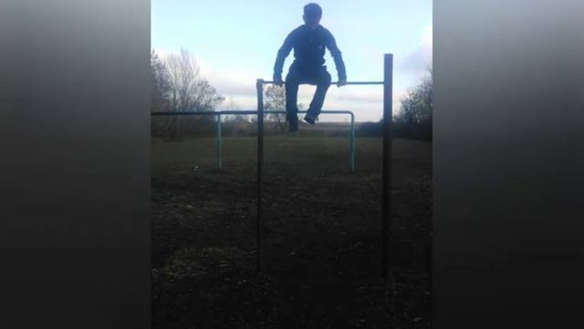 Топ 10 лёгких трюков на турнике смотреть онлайн