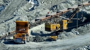 «Выгрузил 130 тонн» Самосвал БЕЛАЗ-7513 в карьере