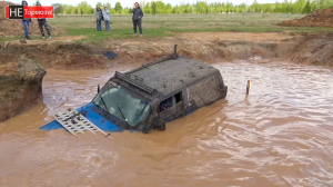 Новый Land Cruiser 200 тонет в луже. Авто застряло в текстурах лужи. Утопили по крышу.