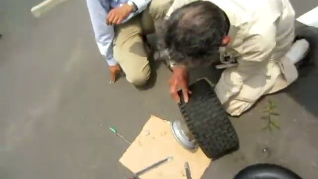 パンク　原因確認のようす。　15X6.00-6 　芝地用タイヤ。　タイヤホイール販売・整備・修理の専門店・専門工場　東京・八王子　ミスタータイヤマンＴＡＩＲＡ смотреть онлайн