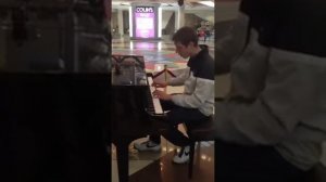Парень заставил танцевать в торговом центре на пианино