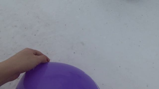 Рисуем на снегу. Волшебник подарил сюрпризы в шариках. Открываем сюрпризы. Зимние забавы. смотреть онлайн