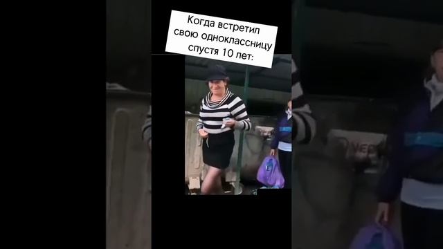 Фильм встретила одноклассницу которую гнобила. Школьницы избили одноклассницу. Школьница избивает девочку. Парень встретил одноклассницу. Девушка на парте.