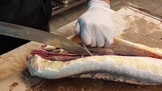 Nərə balığının kebablığ doğranması. Разделка осётра.