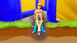 Ники в гигантском надувном лабиринте челлендж