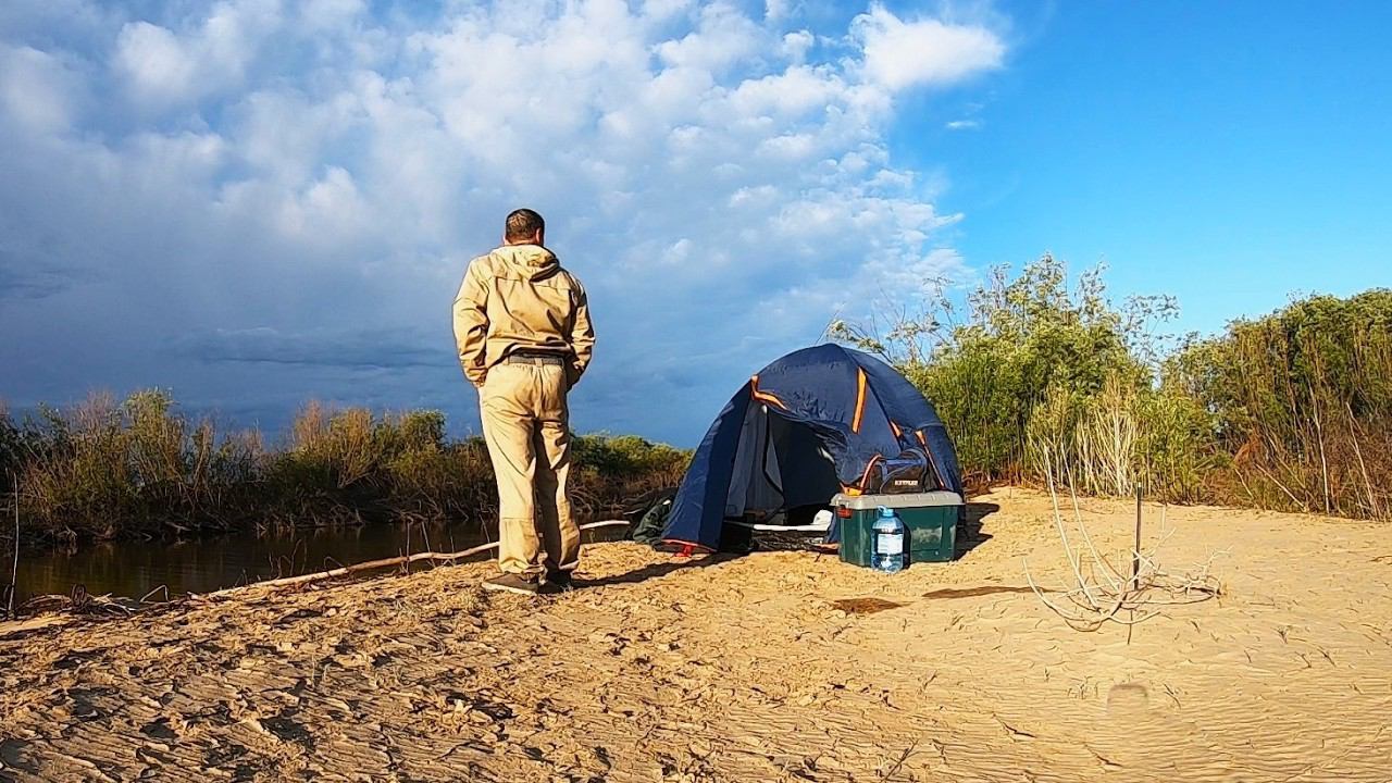 Один на рыбалке с ночёвкой. Мной заинтересовалась Рыбоохрана. ОЧЕНЬ МНОГО РЫБЫ. Летняя рыбалка смотреть онлайн