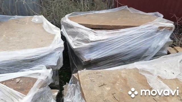 Пошаговые дорожки из больших плит. Что стало с въездной зоной и миксбордером.