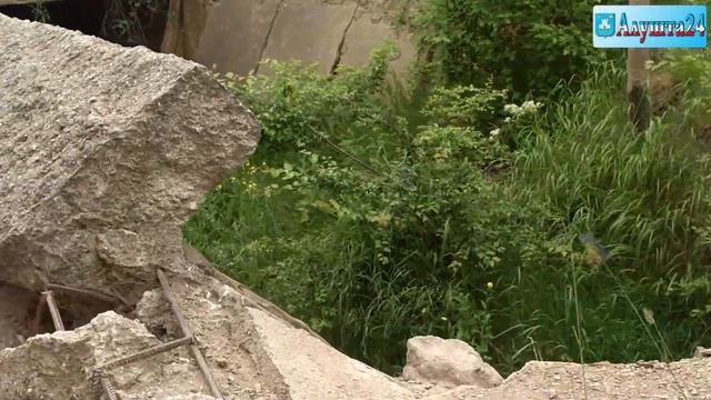Алушта. Обвал плит перекрытия на Судакской.