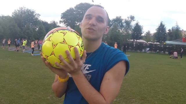 Как научиться крутить мяч на пальце? How to Spin a ball on Your Finger? смотреть онлайн