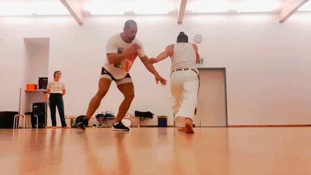 Capoeira auf deutsch- Graduado Sapo/Spiel zwischen Angriff u. Verteidigung! armada/esquiva giratóri смотреть онлайн