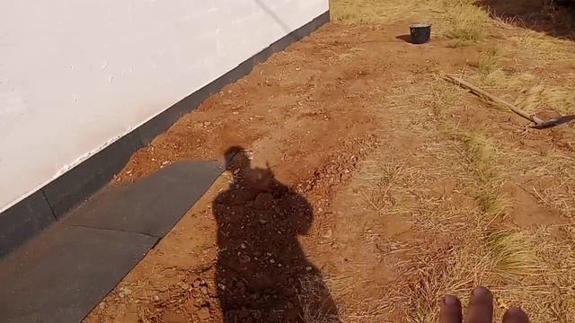 делаю отмостку из кровельного материала