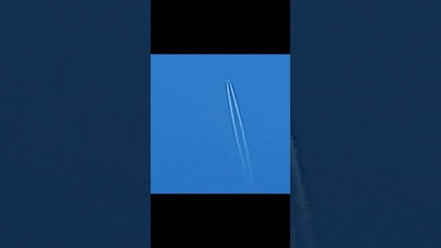 Когда самолет просто летит, ничего не распыляя. When the plane just flies and doesn't spray anything