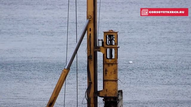 В Керчи на месте строительства будущего моста через Керченский пролив забивают сваи