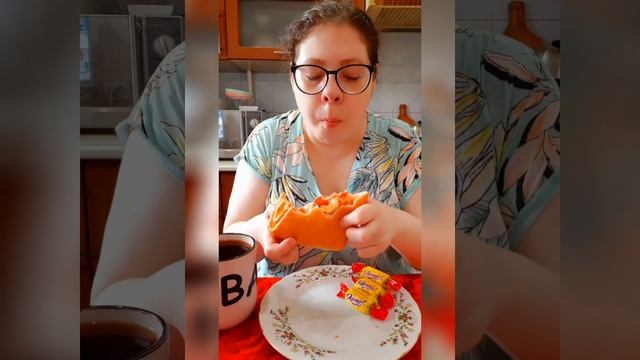 Мукбанг Чай, Сэндвич, Персик, Конфеточки/Ютуб не закроют смотреть онлайн