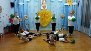 Танцевально - спортивная композиция с мячами. Педагоги + дети