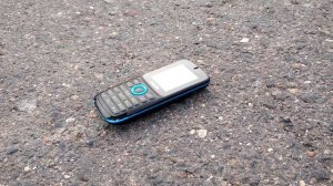 КНОПОЧНЫЙ ТЕЛЕФОН PHILIPS E1500 ПРОТИВ АВТОМОБИЛЯ КРАШТЕСТ