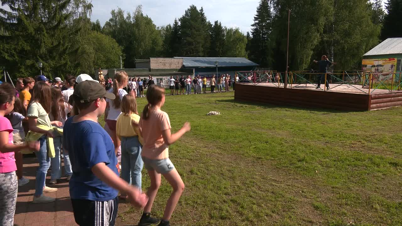 Зарядка со стражем порядка