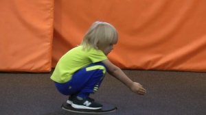 Александр Плющенко на крутилке,тренажере для развития координации и баланса. Тренер Евгений Плющенк