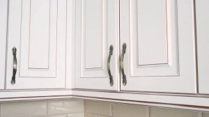 Кухня угловой формы с фасадами из крашеного МДФ. Кухонные фасады с патиной. Project 135