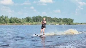 На водных лыжах за моторной лодкой