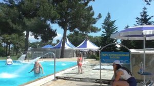 Аквапарк и горка с АКУЛАМИ.Самый крутой аквапарк в МИРЕ. Геленджик. Золотая Бухта.Water Park.