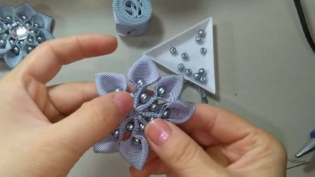 Easy bows * Ribbon barrette * Простые бантики из лент и жемчуга * Заколка на резинках,лёгкий способ смотреть онлайн