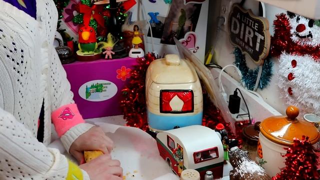 Cheese Wafers Recipe : Trailer Park Christmas Day 24 смотреть онлайн