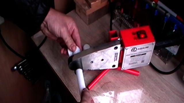 Легкий способ сделать держатель для бумажных полотенец.