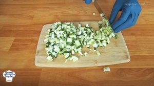 Салат из колбасы с огурцами и яйцами. Вкусный салат на праздничный стол с сырным вкусом.