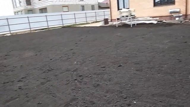 Видео отсыпка черноземом на геотекстиль для выравнивания и посева газона смотреть онлайн