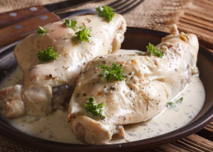 Кролик, тушеный в сметанном соусе - очень вкусное и нежное мясо. Самый простой способ приготовления.