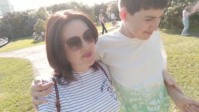 ? Так вкусно пахнет , что хочется ее съесть ?Учителю цветы ? На самокатах всей семьёй смотреть онлайн