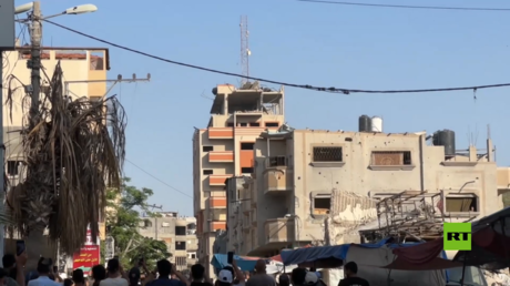 لحظة تدمير مبنى سكني بمخيم البريج وسط قطاع غزة