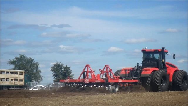 Кировец К 742МСт1 с дискатором и Кировец К 525Пр с лущильщиком