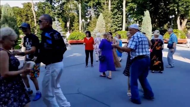 ЗАБЛУДИЛАСЬ ОСЕНЬ СРЕДЬ БЕРЕЗ ДА СОСЕН... смотреть онлайн