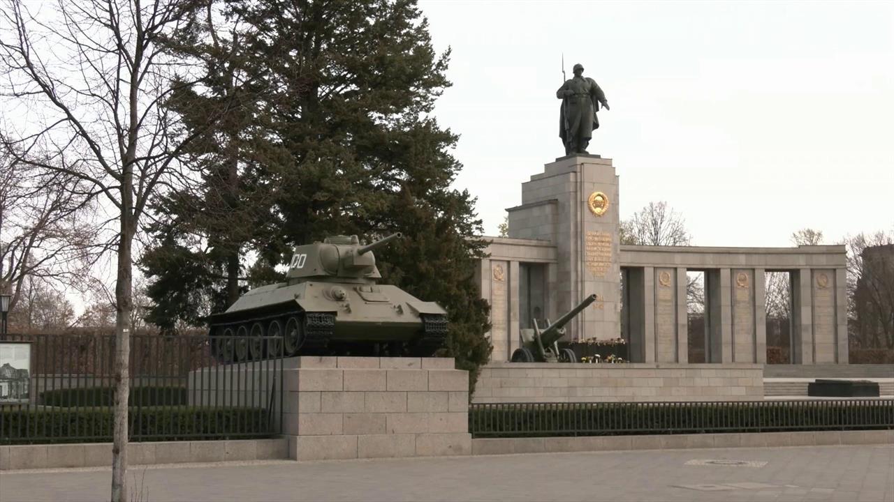Россия требует от Германии привлечь к ответственно...ернивших мемориал советским воинам в Тиргартене
