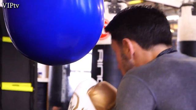 VIPtv visits Robert Rimmer at his very busy Phoenix Camp gym in Denton. смотреть онлайн