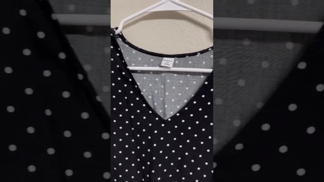 ?Old Navy Women's Size XS Short Sleeve V-Neck Black Dot Polka Dot Blouse