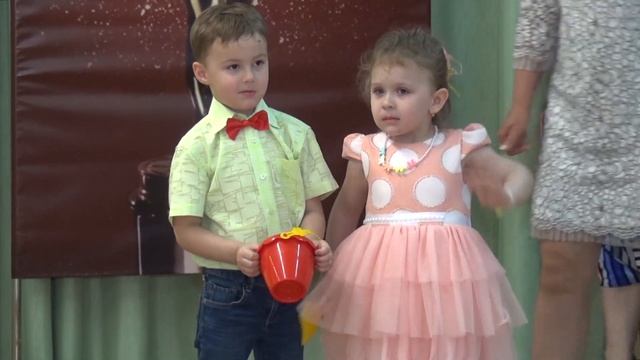 Малыши поздравляют выпускников детского сада Детские стихи Kindergarten 幼稚園 jardin ziminvideo