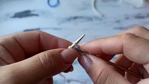 Красивая, интересная и очень простая резинка спицами.