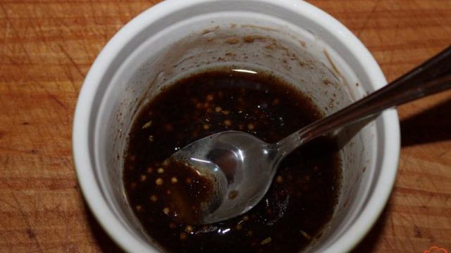 Зеленый салат с сыром, помидорами и грудкой
