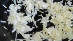 Салат с жаренной капустой и курицей
