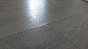 Показываю состояние ламината Quick-Step Classic после потопа