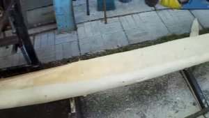 Первая доска. Самодельная пилорама из бензопилы заработала.