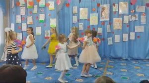 танец девочек с цветами на День матери