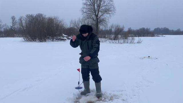 Зимняя тяжелая рыбалка в глухозимье смотреть онлайн