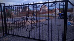 Монтаж откатных ворот с элементами ковки