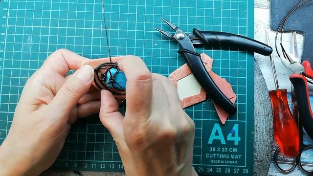 Оригинальное украшение из кожи и проволоки. Процесс смотреть онлайн