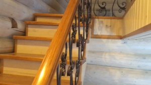 Лестница с коваными балясинами