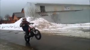 Учусь ездить на дыбах  на питбайке KAIO
